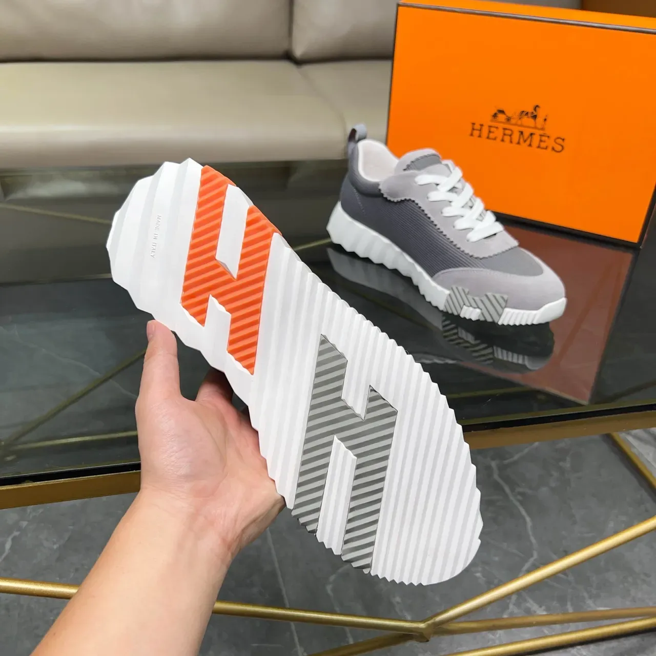 Hermès ধূসর এবং কমলা লাইফস্টাইল স্নিকার 3