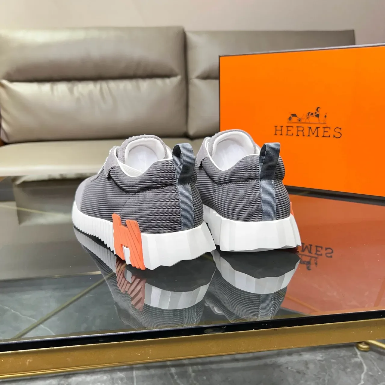 Hermès ধূসর এবং কমলা লাইফস্টাইল স্নিকার 4