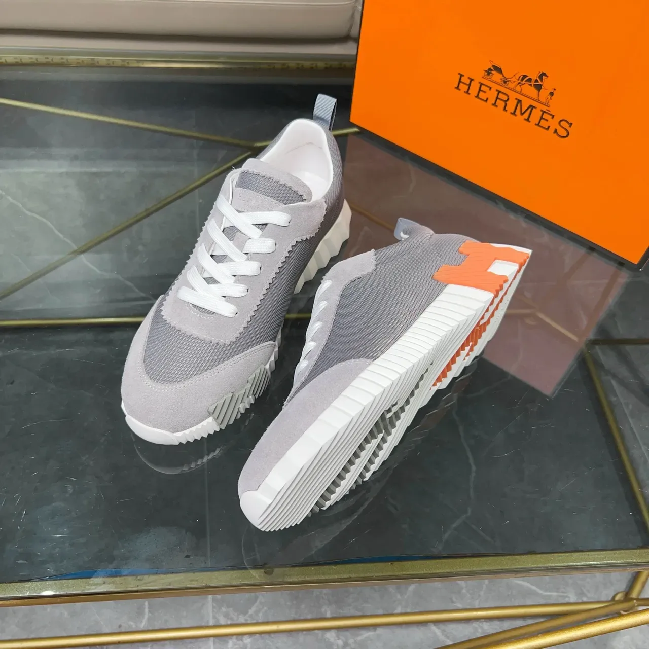 Hermès ধূসর এবং কমলা লাইফস্টাইল স্নিকার 5