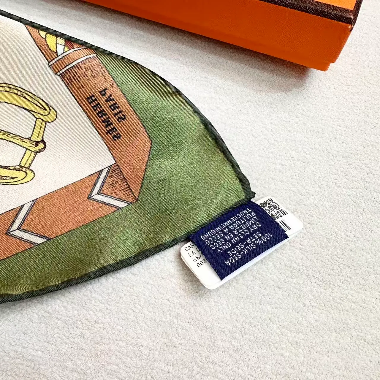 Hermès Les Vieux Lézard foulard de soie crème vert olive 2