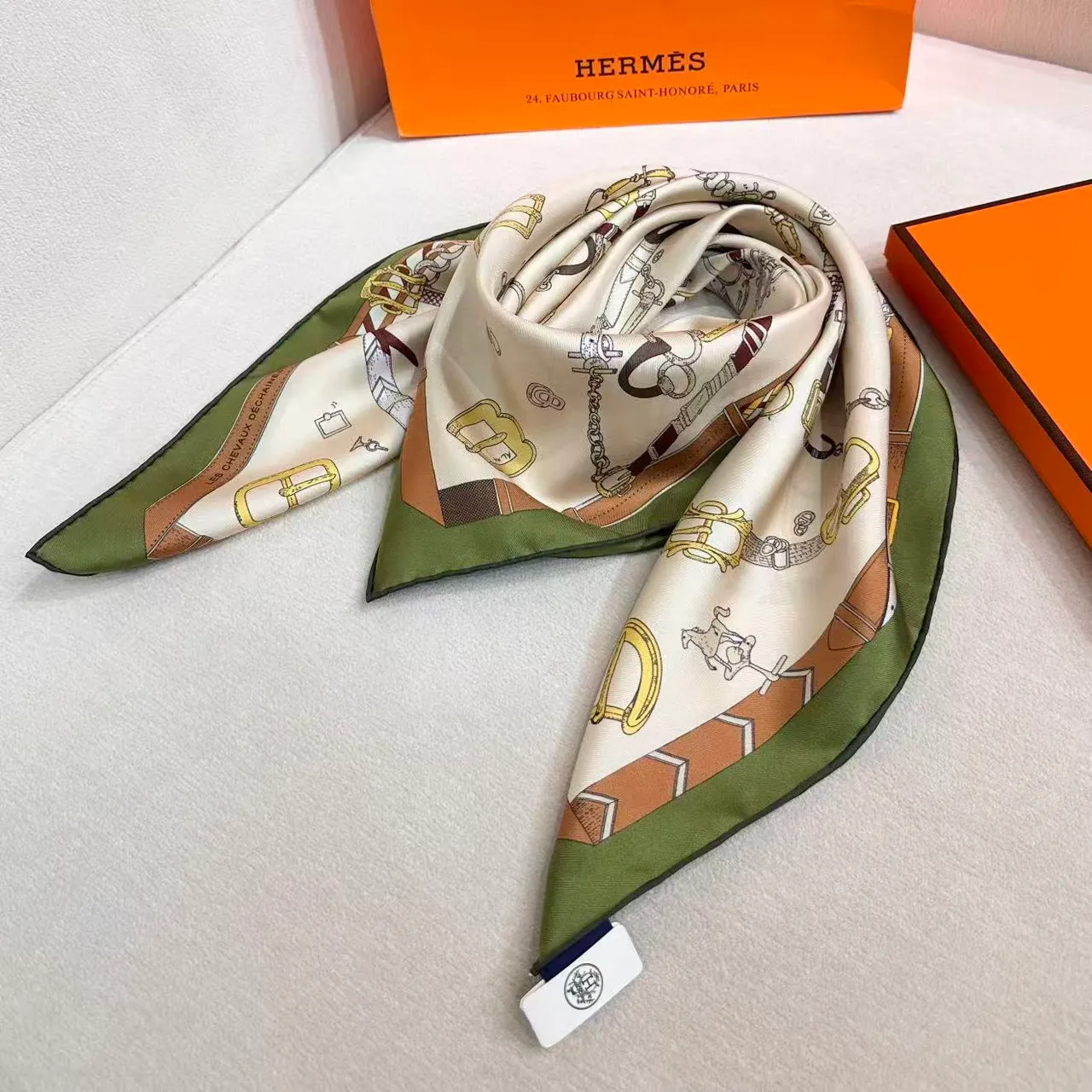 Hermès Les Vieux Lézard foulard de soie crème vert olive 4
