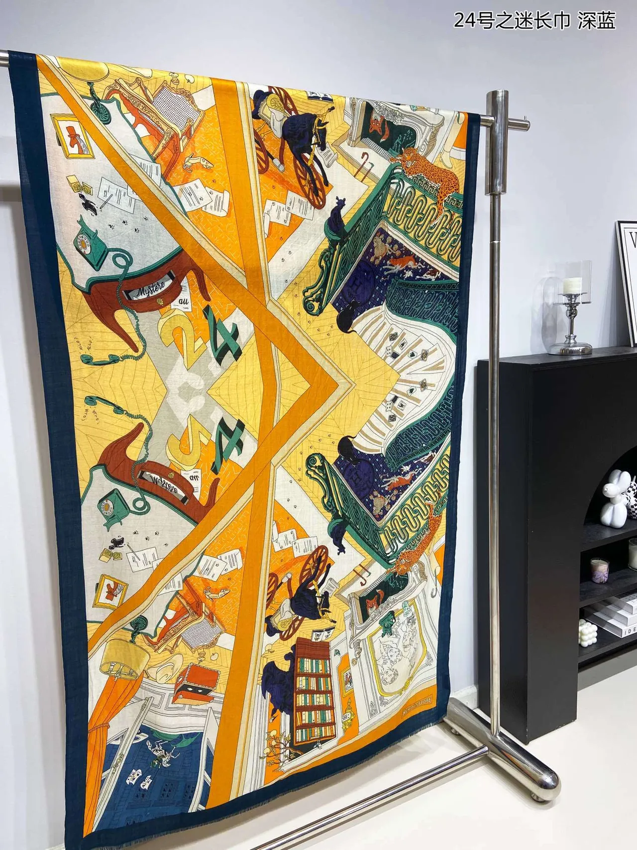 Hermès Bleu marine Motif illustré multicolore ourlet frangé Écharpe en soie 4