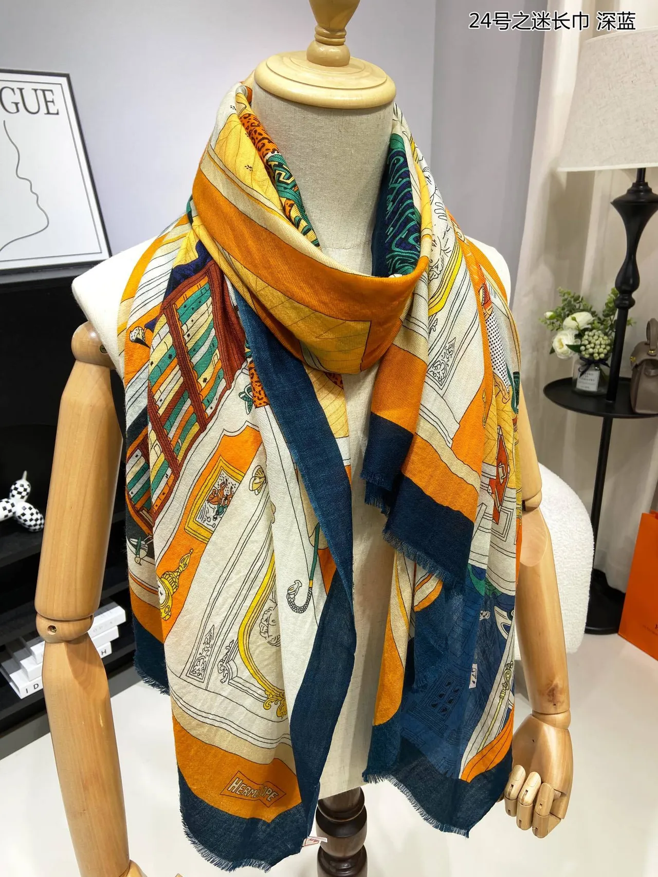 Hermès Bleu marine Motif illustré multicolore ourlet frangé Écharpe en soie 6