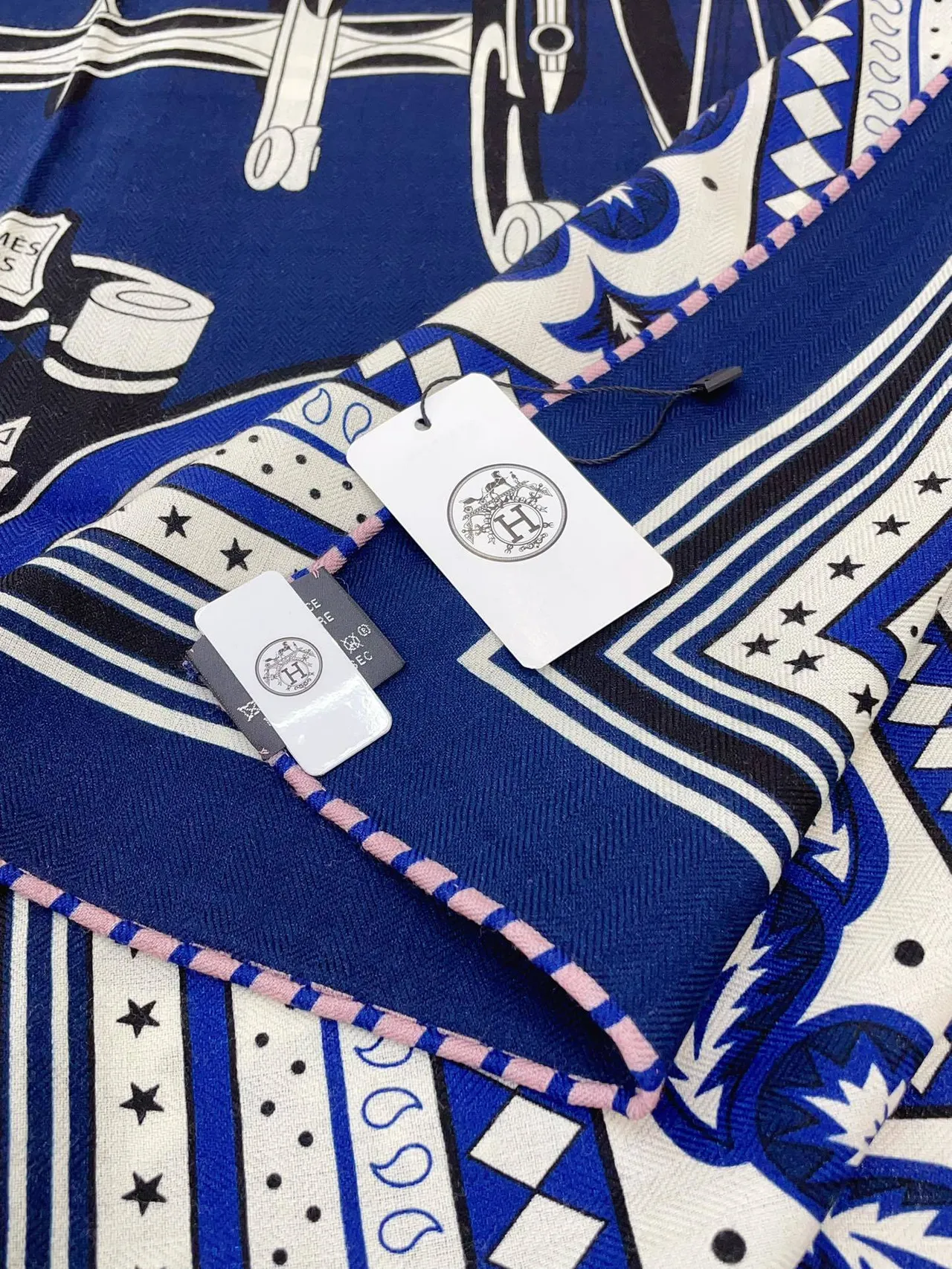 Hermès Bleu Marine Rose Imprimé Motif Graphique Frange Tordue Écharpe en Soie 8