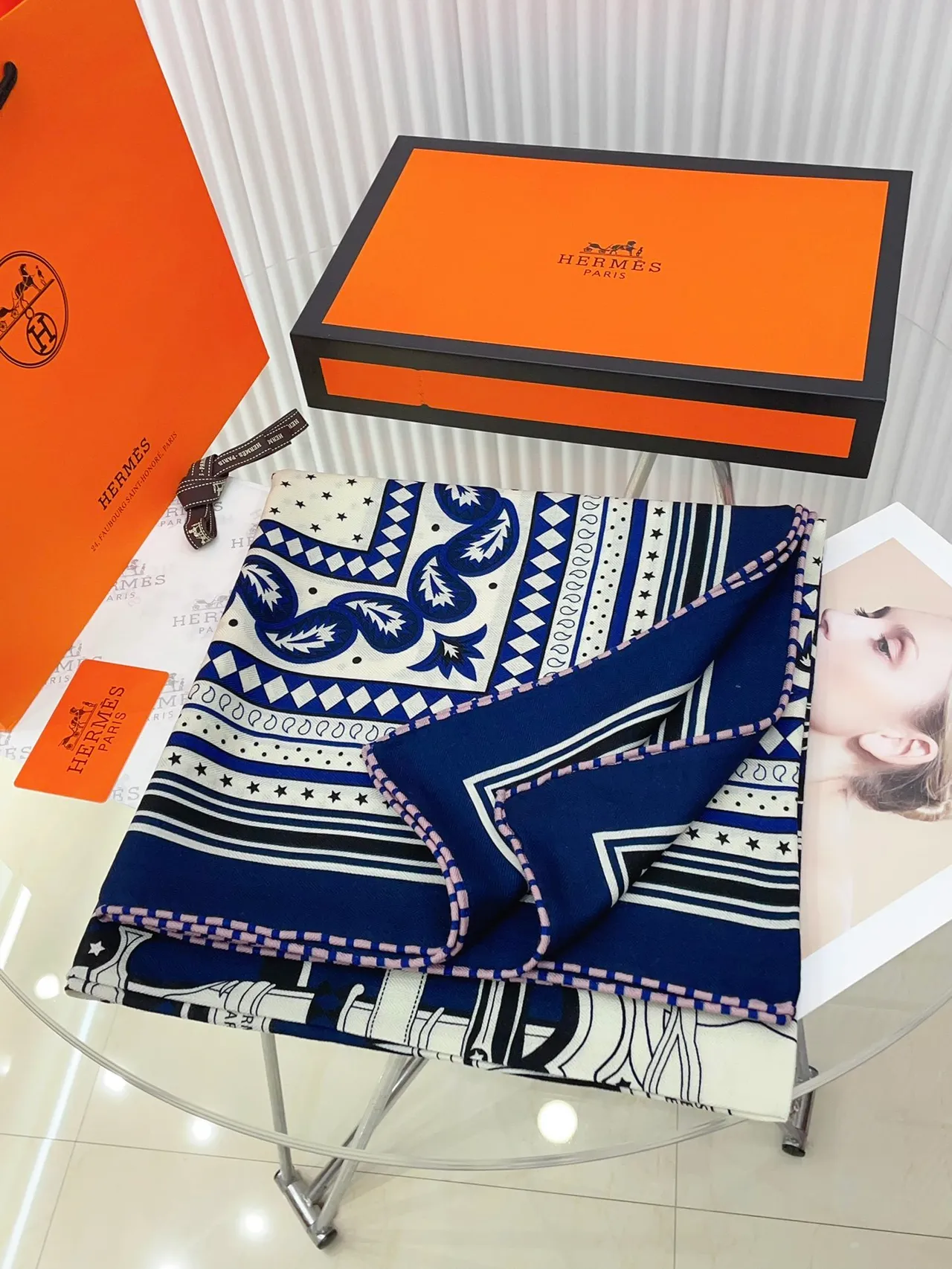Hermès Bleu Marine Rose Imprimé Motif Graphique Frange Tordue Écharpe en Soie 4