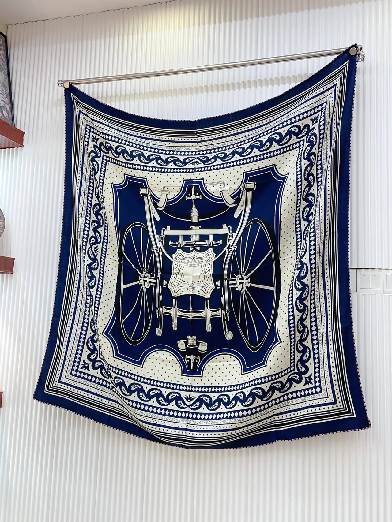 Hermès Bleu Marine Rose Imprimé Motif Graphique Frange Tordue Écharpe en Soie 9