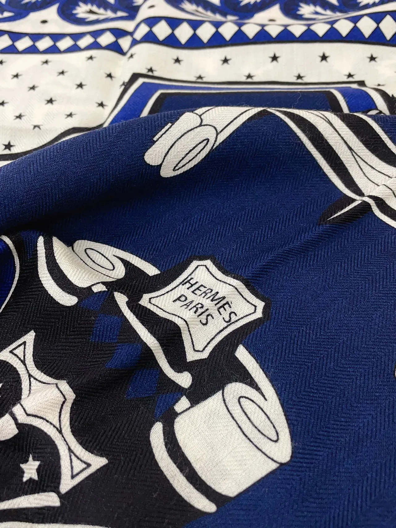 Hermès Bleu Marine Rose Imprimé Motif Graphique Frange Tordue Écharpe en Soie 7