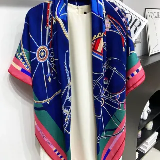 Hermès Navy Pink Cuadrado Estampado Inspirado en Ecuestre Seda