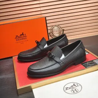 Mocasines a tacón Hermès Oran en cuero texturizado negro
