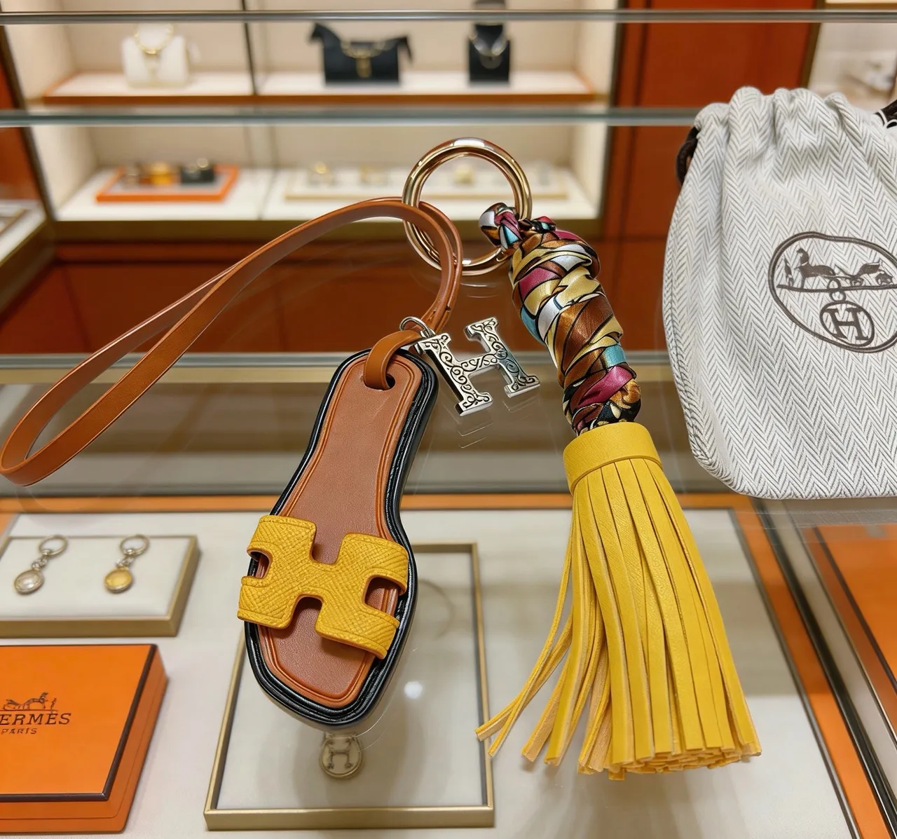 Hermès Oran Sandalias Casuales de Cuero Amarillo Marrón Correa en Forma de H y Borla 5