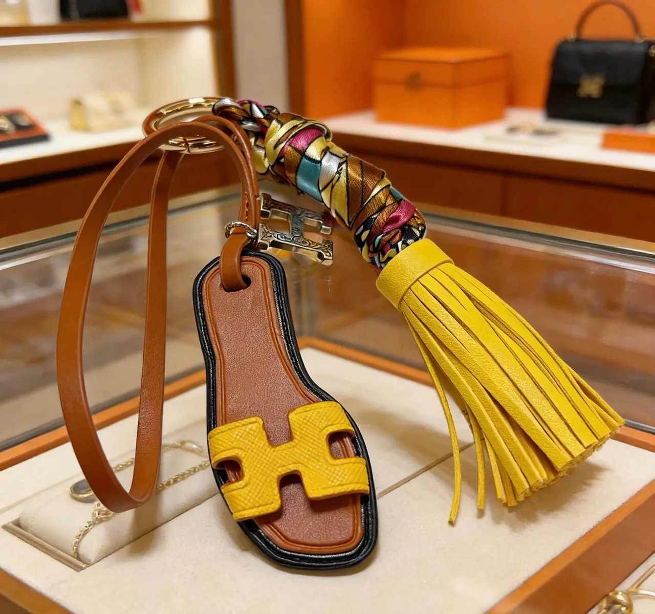 Hermès Oran Sandalias Casuales de Cuero Amarillo Marrón Correa en Forma de H y Borla 2