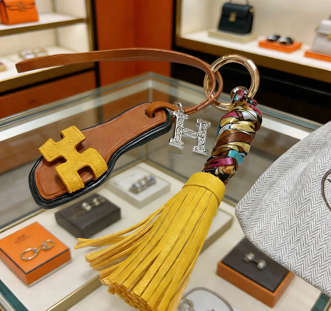 Hermès Oran Sandalias Casuales de Cuero Amarillo Marrón Correa en Forma de H y Borla 6