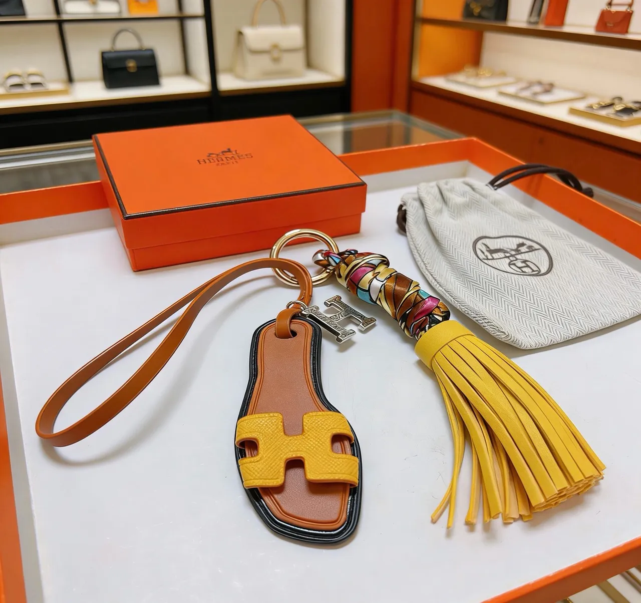 Hermès Oran Sandalias Casuales de Cuero Amarillo Marrón Correa en Forma de H y Borla 3