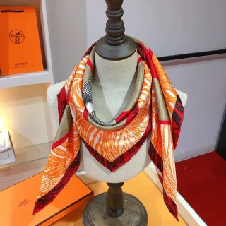 Hermès ऑरेंज रेड स्क्वायर बोल्ड ग्राफिक प्रिंट सिल्क स्कार्फ