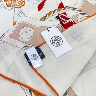 Hermès छापित घुड़साल मोटिफ नारंगी बॉर्डर सिल्क स्कार्फ