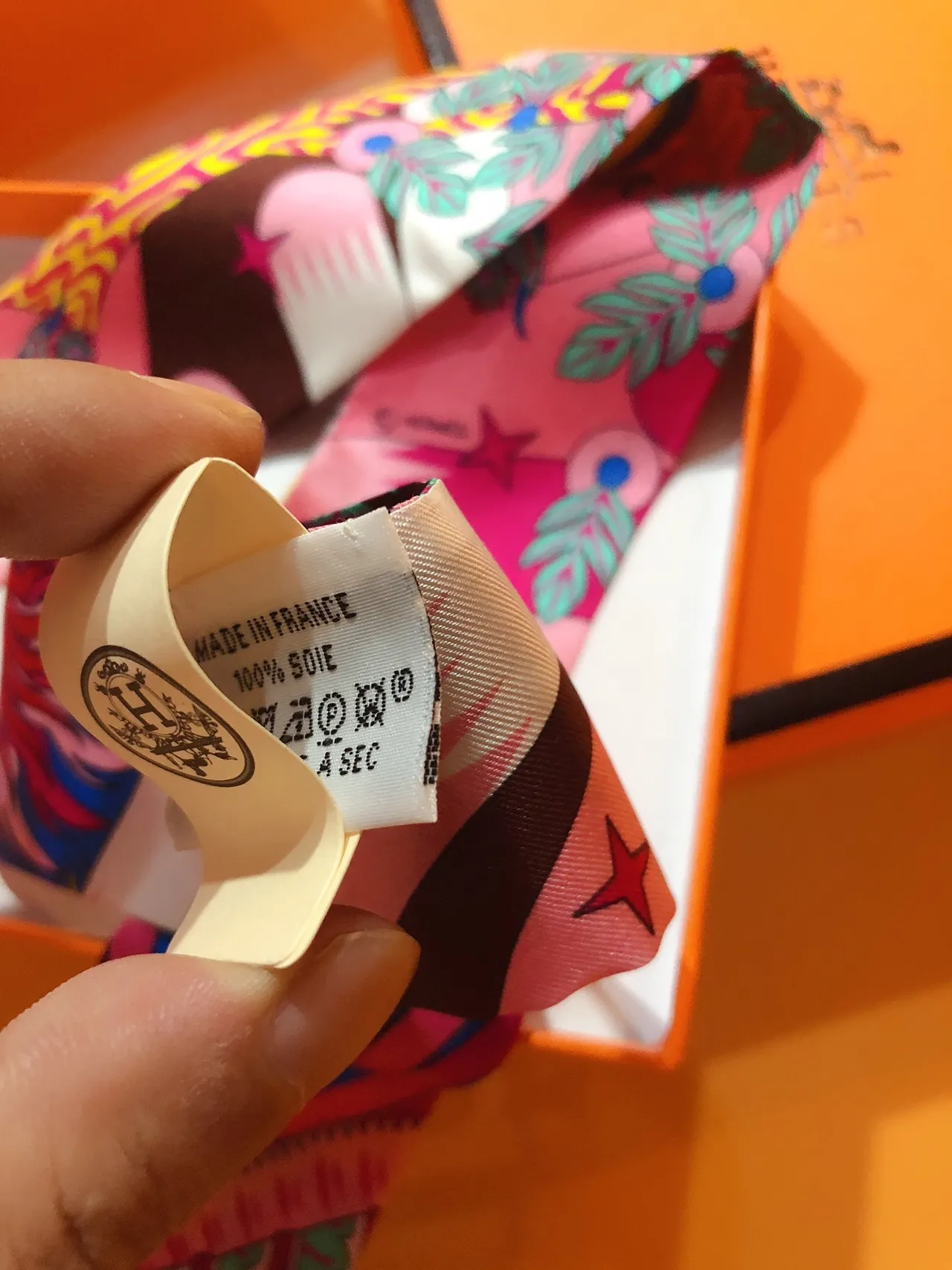 Hermès Twilly multicolor estrecho estampado vibrante pañuelo de seda 3