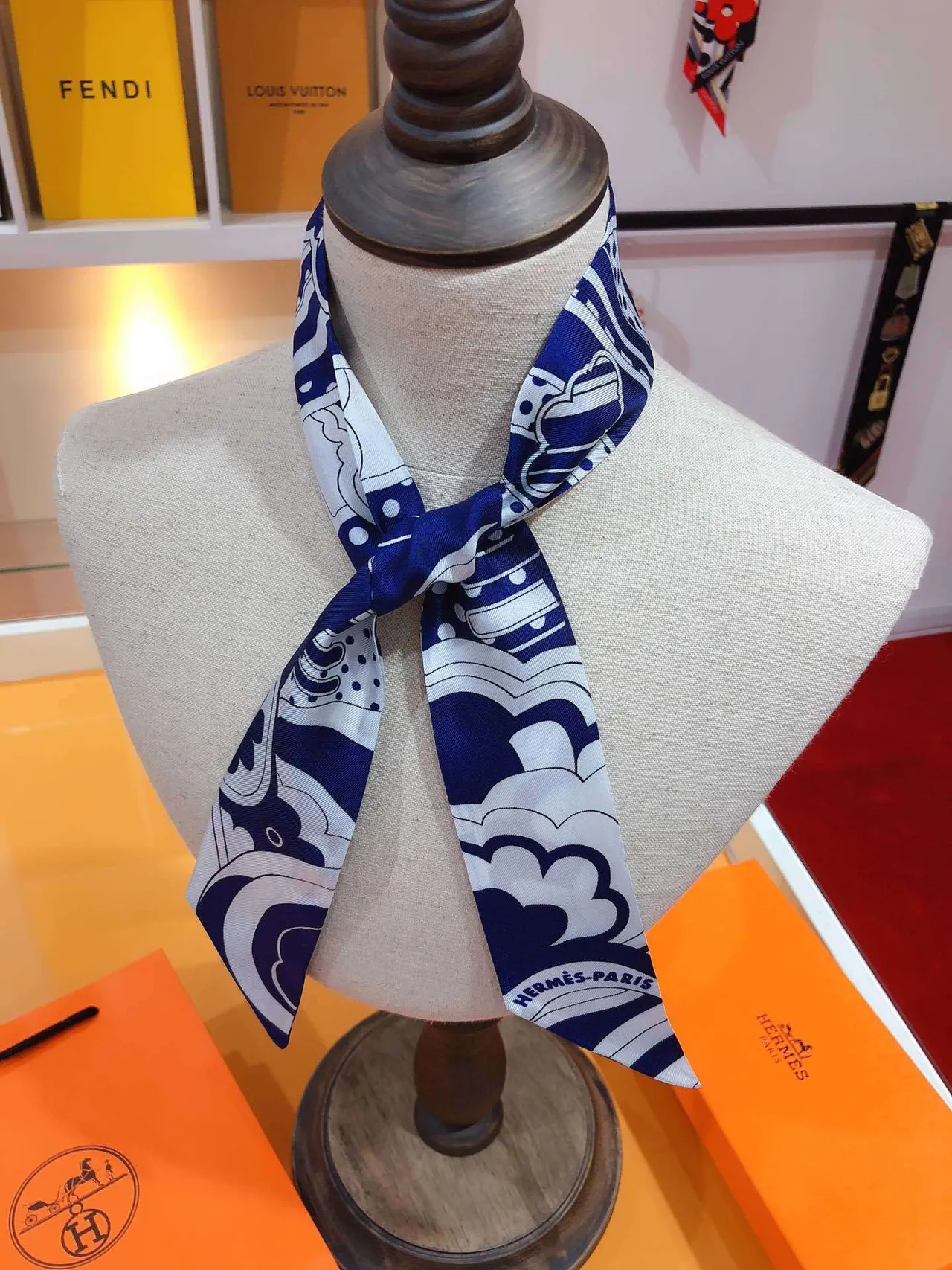 Hermès Twilly 'Rainbow of Fubao Avenue' Lenço de seda navy e branco 2
