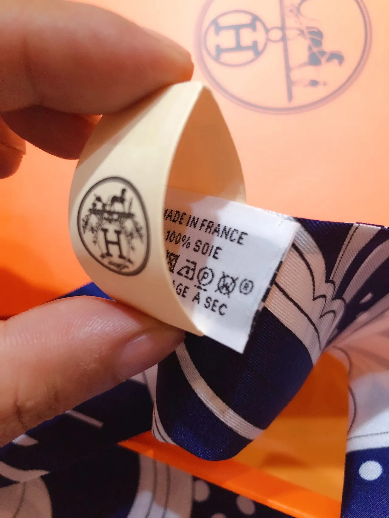 Hermès Twilly 'Rainbow of Fubao Avenue' Lenço de seda navy e branco 3