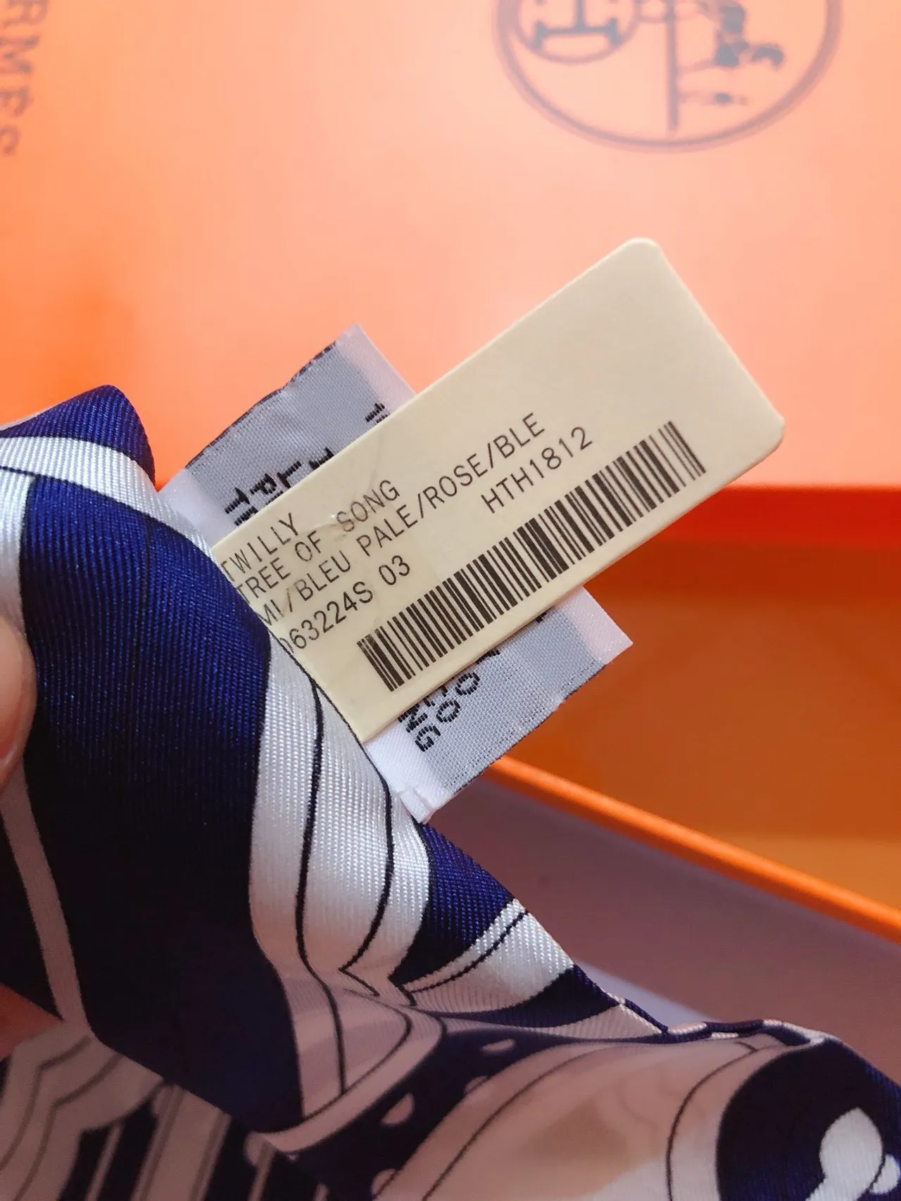 Hermès Twilly 'Rainbow of Fubao Avenue' Lenço de seda navy e branco 4
