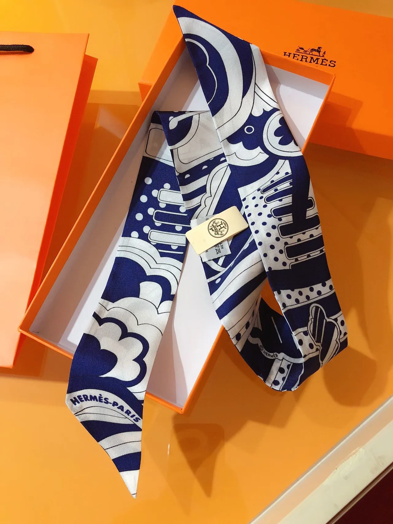 Hermès Twilly 'Rainbow of Fubao Avenue' Lenço de seda navy e branco 5
