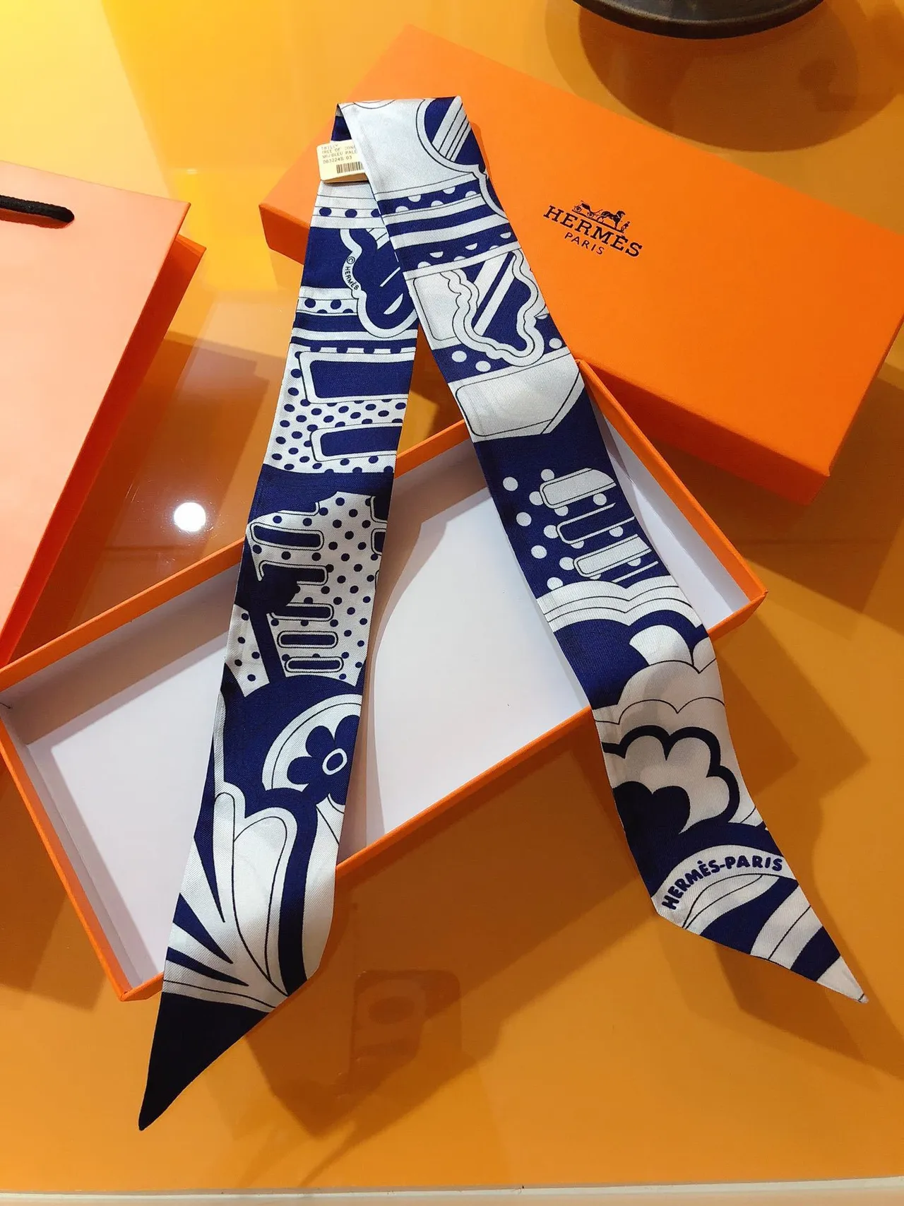 Hermès Twilly 'Rainbow of Fubao Avenue' Lenço de seda navy e branco 6