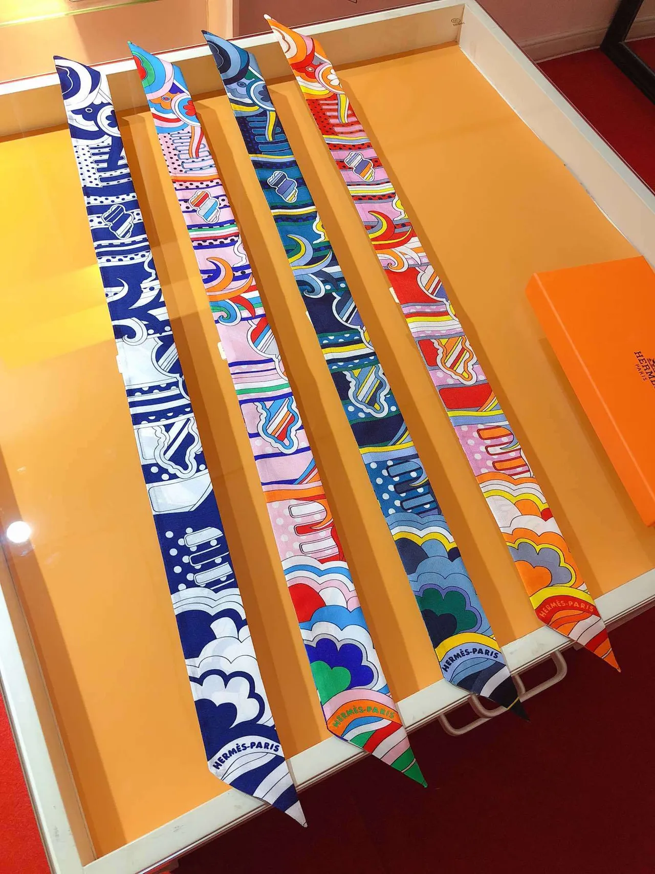 Hermès Twilly 'Rainbow of Fubao Avenue' Lenço de seda navy e branco 8