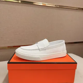 Hermès Mocasín de Cuero Granulado Blanco con Correa