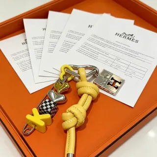 Hermès Pulsera de ensamblaje multi-charm de cordón de cuero amarilla y plata atada en nudo