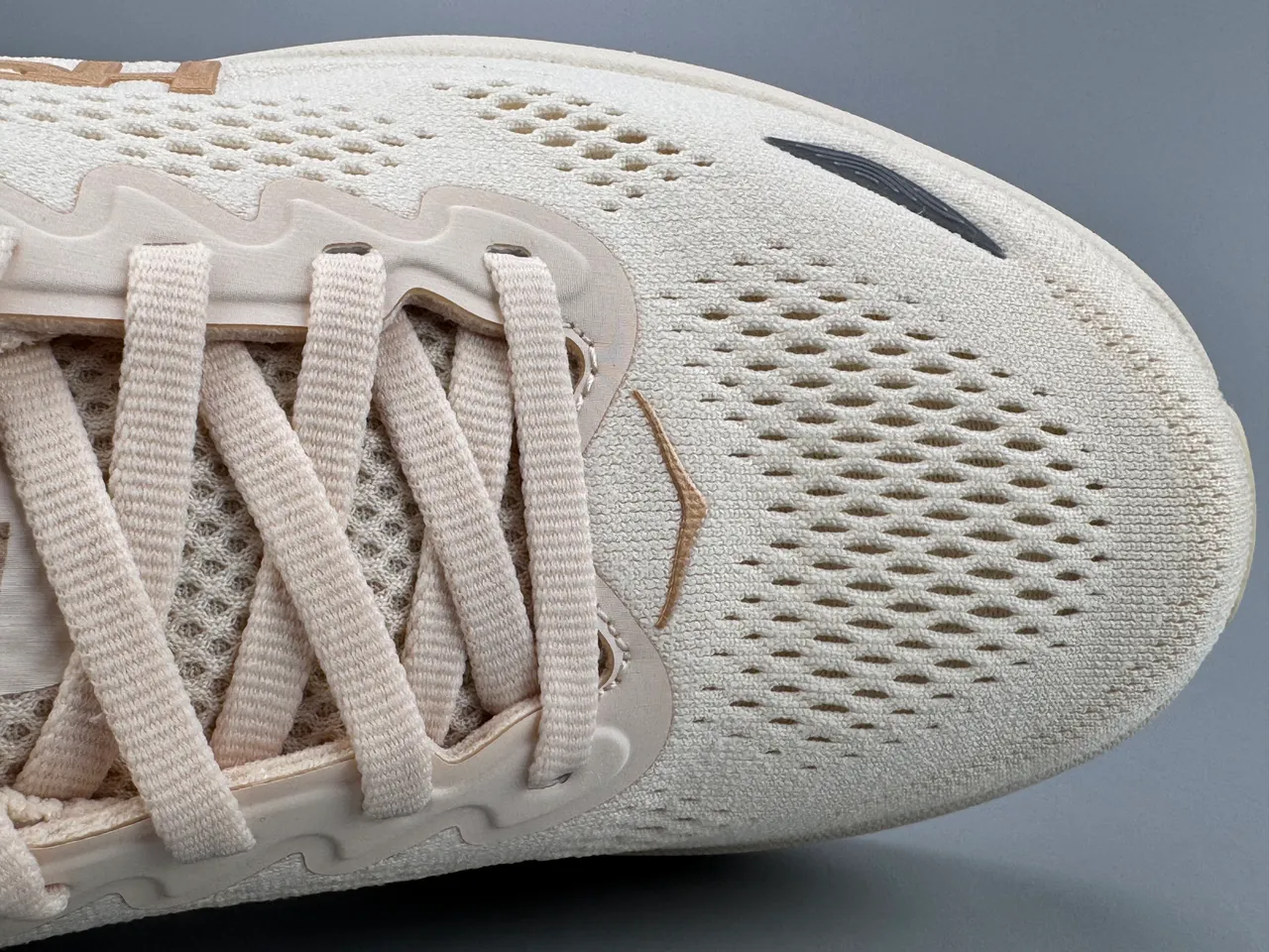 Hoka Tênis de Corrida Beige Gold com upper de knit engineered, midsole cushionada grossa 2