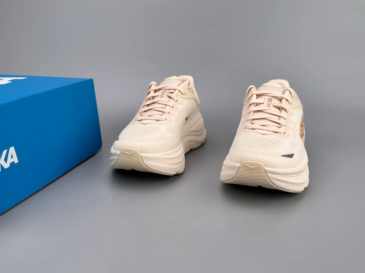 Hoka Tênis de Corrida Beige Gold com upper de knit engineered, midsole cushionada grossa 3