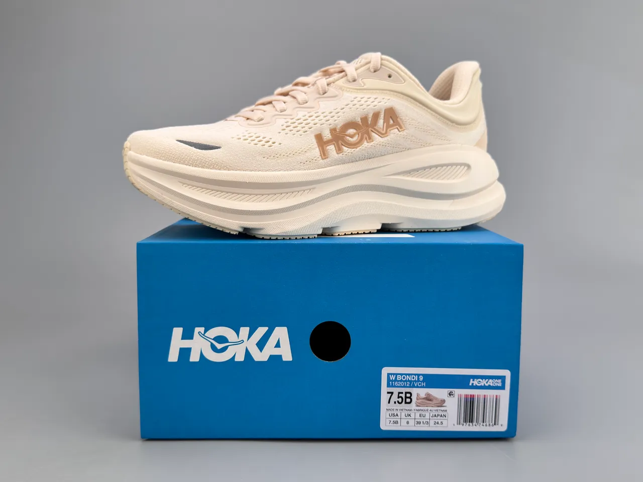 Hoka Tênis de Corrida Beige Gold com upper de knit engineered, midsole cushionada grossa 4