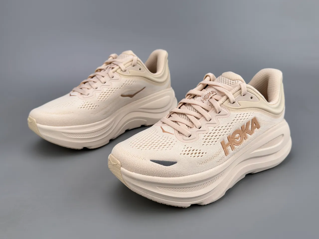 Hoka Tênis de Corrida Beige Gold com upper de knit engineered, midsole cushionada grossa 5