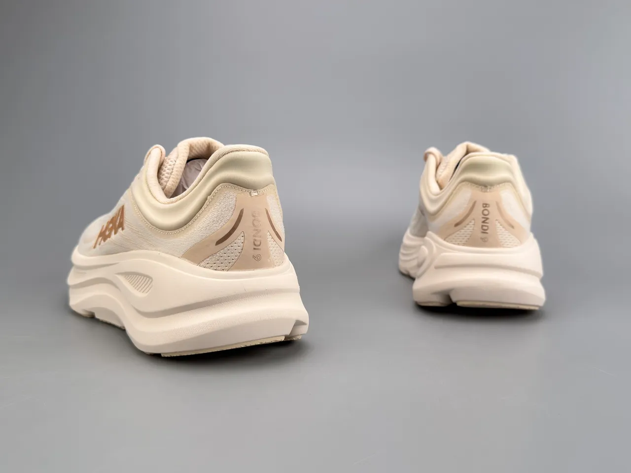 Hoka Tênis de Corrida Beige Gold com upper de knit engineered, midsole cushionada grossa 6
