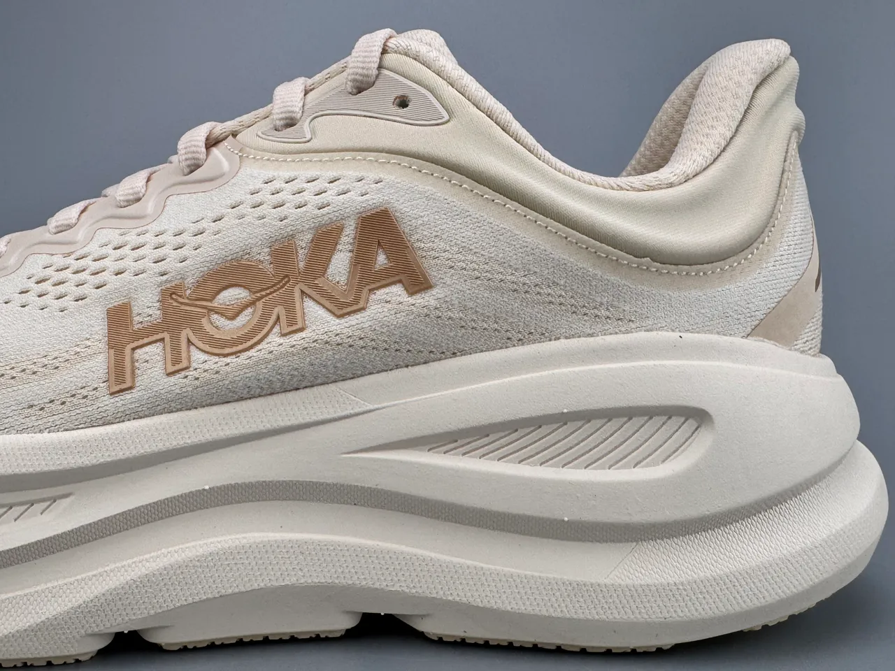 Hoka Tênis de Corrida Beige Gold com upper de knit engineered, midsole cushionada grossa 7