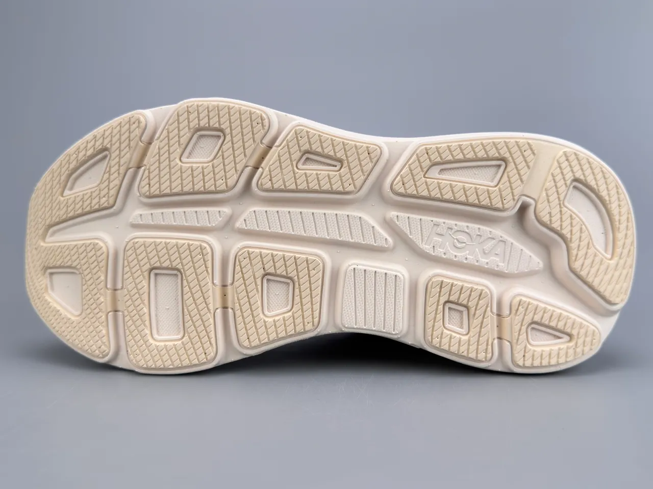 Hoka Tênis de Corrida Beige Gold com upper de knit engineered, midsole cushionada grossa 8