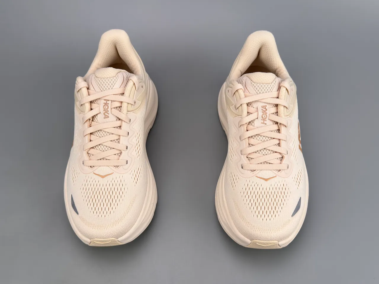 Hoka Tênis de Corrida Beige Gold com upper de knit engineered, midsole cushionada grossa 9