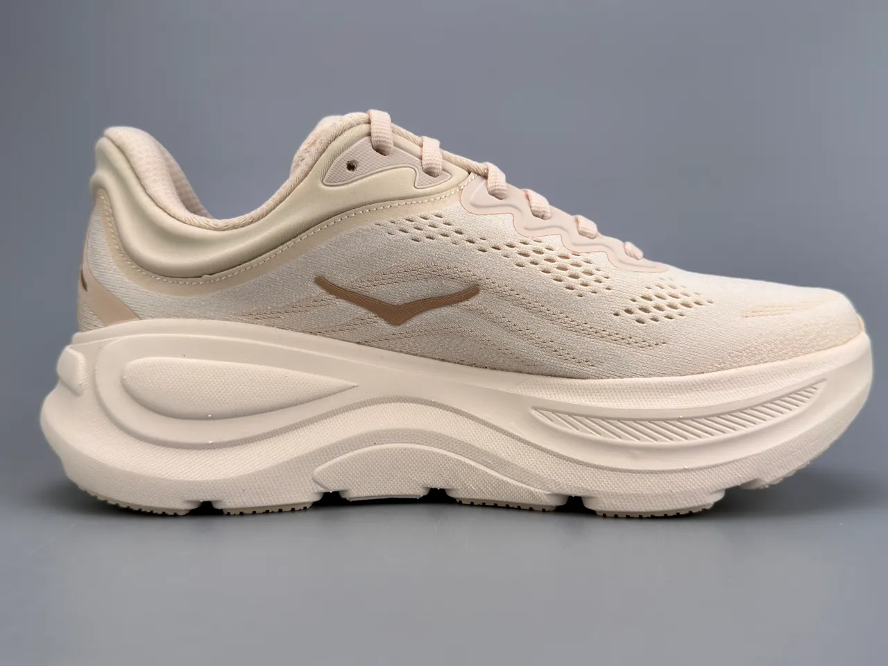 Hoka Tênis de Corrida Beige Gold com upper de knit engineered, midsole cushionada grossa 10