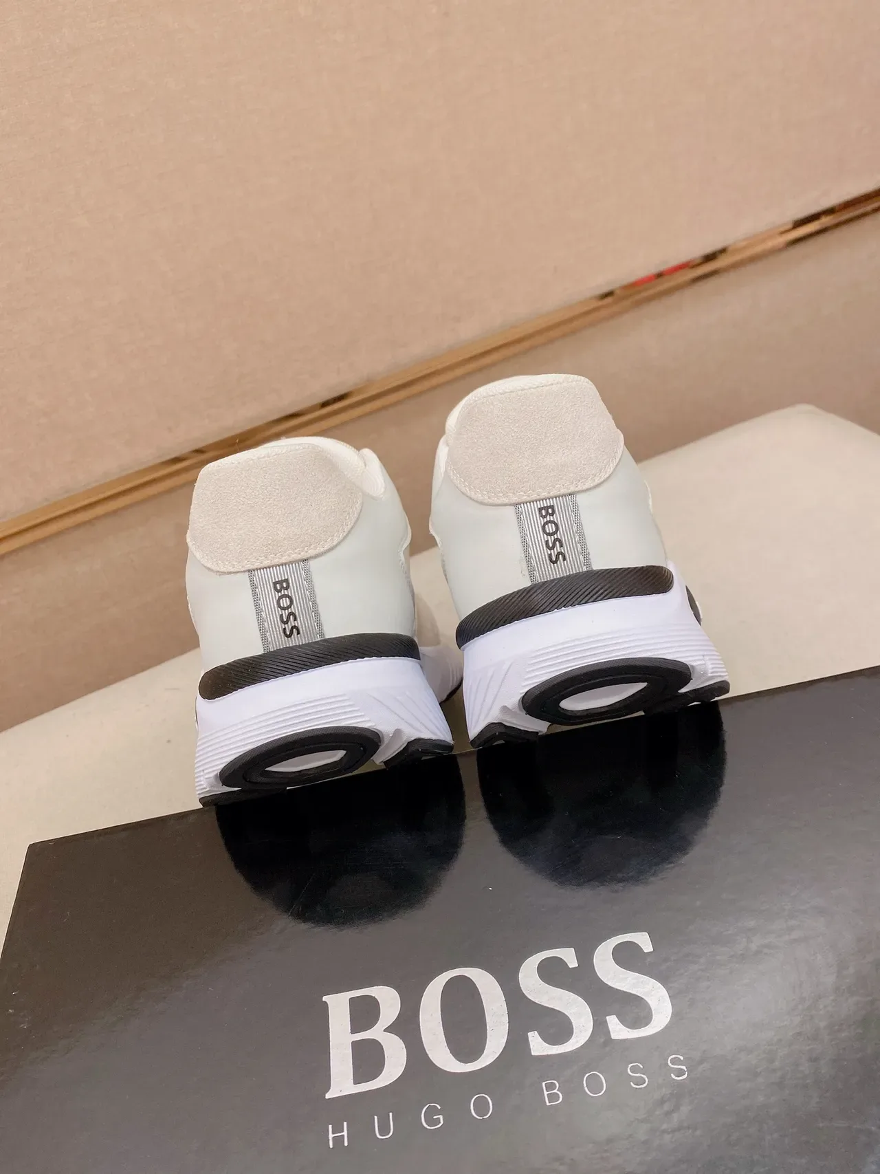 Hugo Boss Beige Noir Tissu Mixte Et Synthétique Partie Supérieure Œillets Métalliques Dorés Chaussures De Sport 3