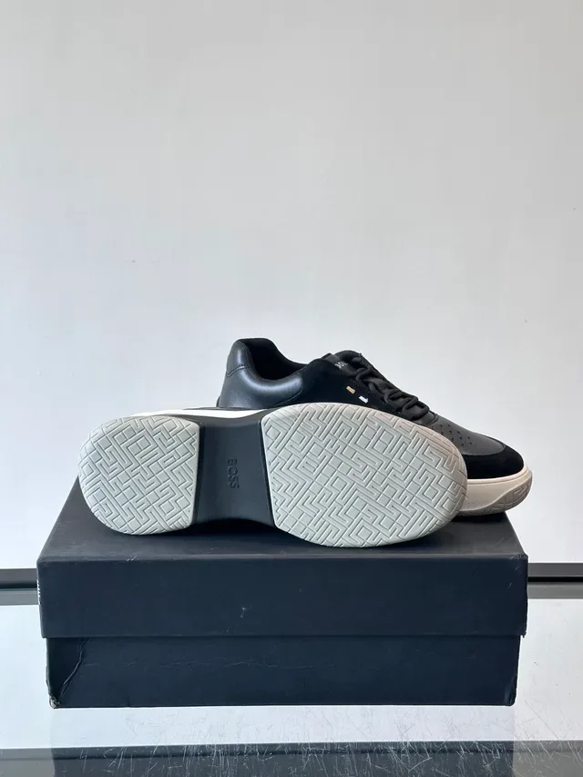 Hugo Boss Sneakers Lifestyle Noir Blanc en Cuir Matelassé avec Boîte à orteils Perforée 3