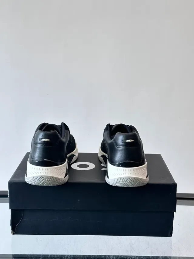 Hugo Boss Sneakers Lifestyle Noir Blanc en Cuir Matelassé avec Boîte à orteils Perforée 4
