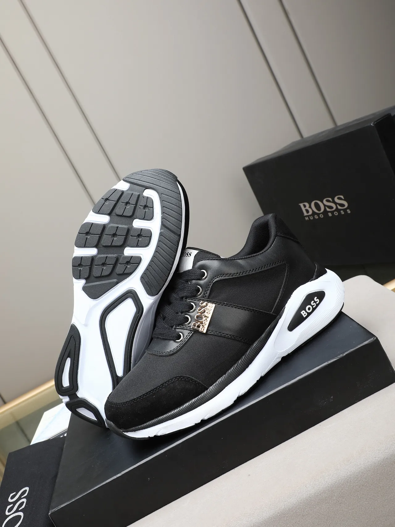 Hugo Boss Lifestyle Sneaker Noir Blanc Matériau Mixte Supérieur Lacets Métalliques Marqués Lifestyle Sneakers 4