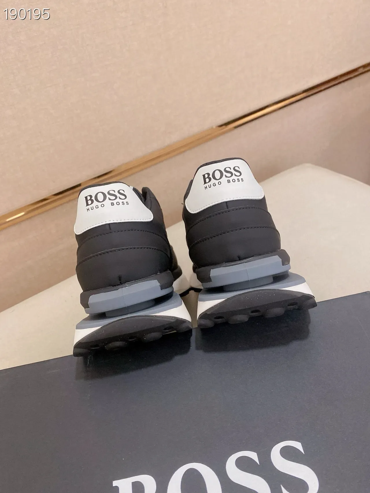 Hugo Boss Runner Chaussures Lifestyle Noires et Blanches avec Monogramme Embossé 2