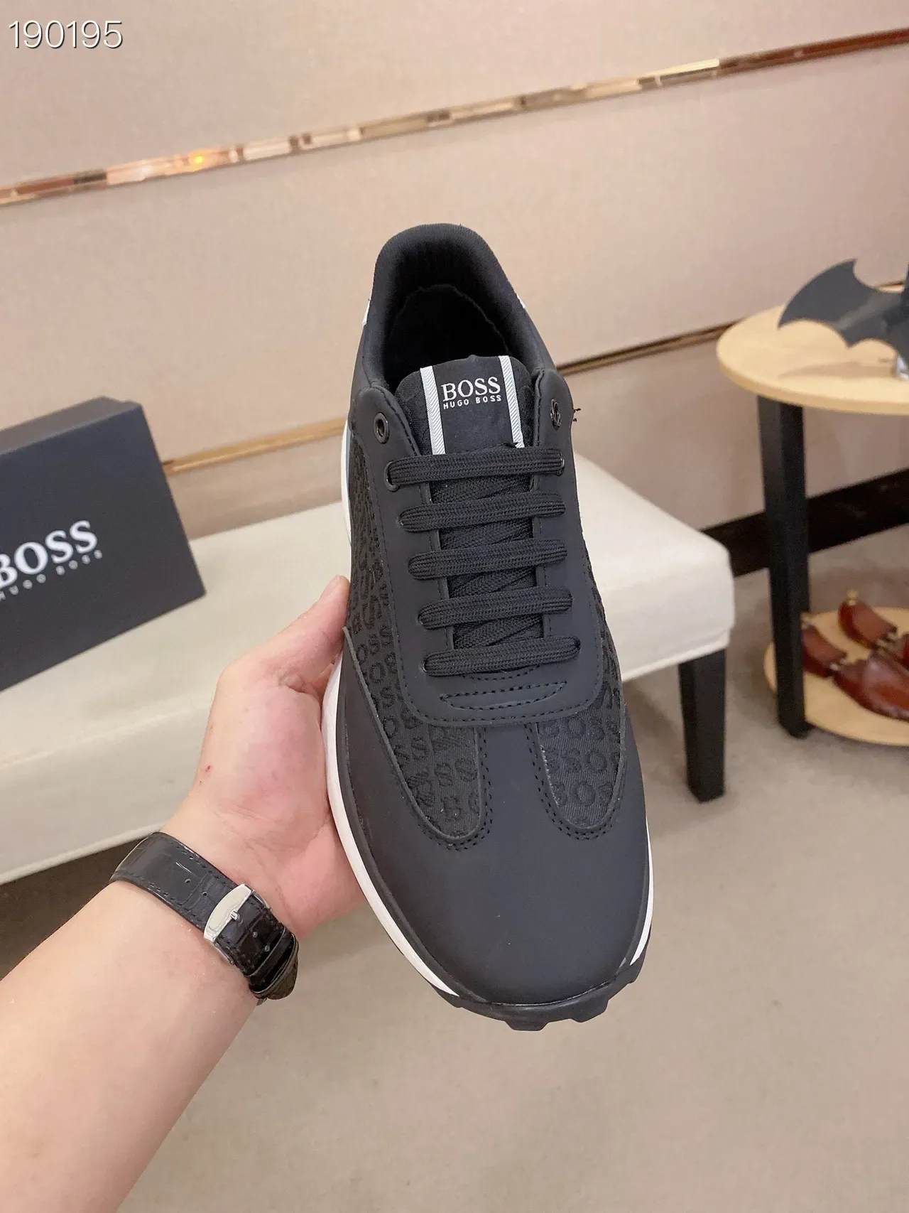 Hugo Boss Runner Chaussures Lifestyle Noires et Blanches avec Monogramme Embossé 4