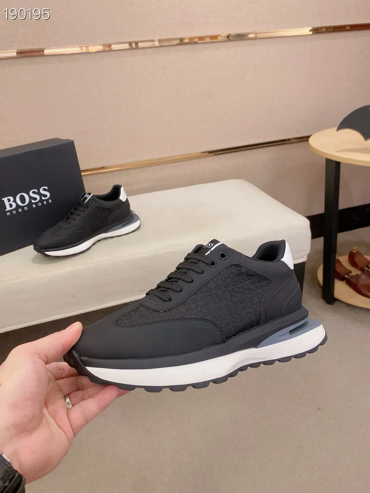 Hugo Boss Runner Chaussures Lifestyle Noires et Blanches avec Monogramme Embossé 5