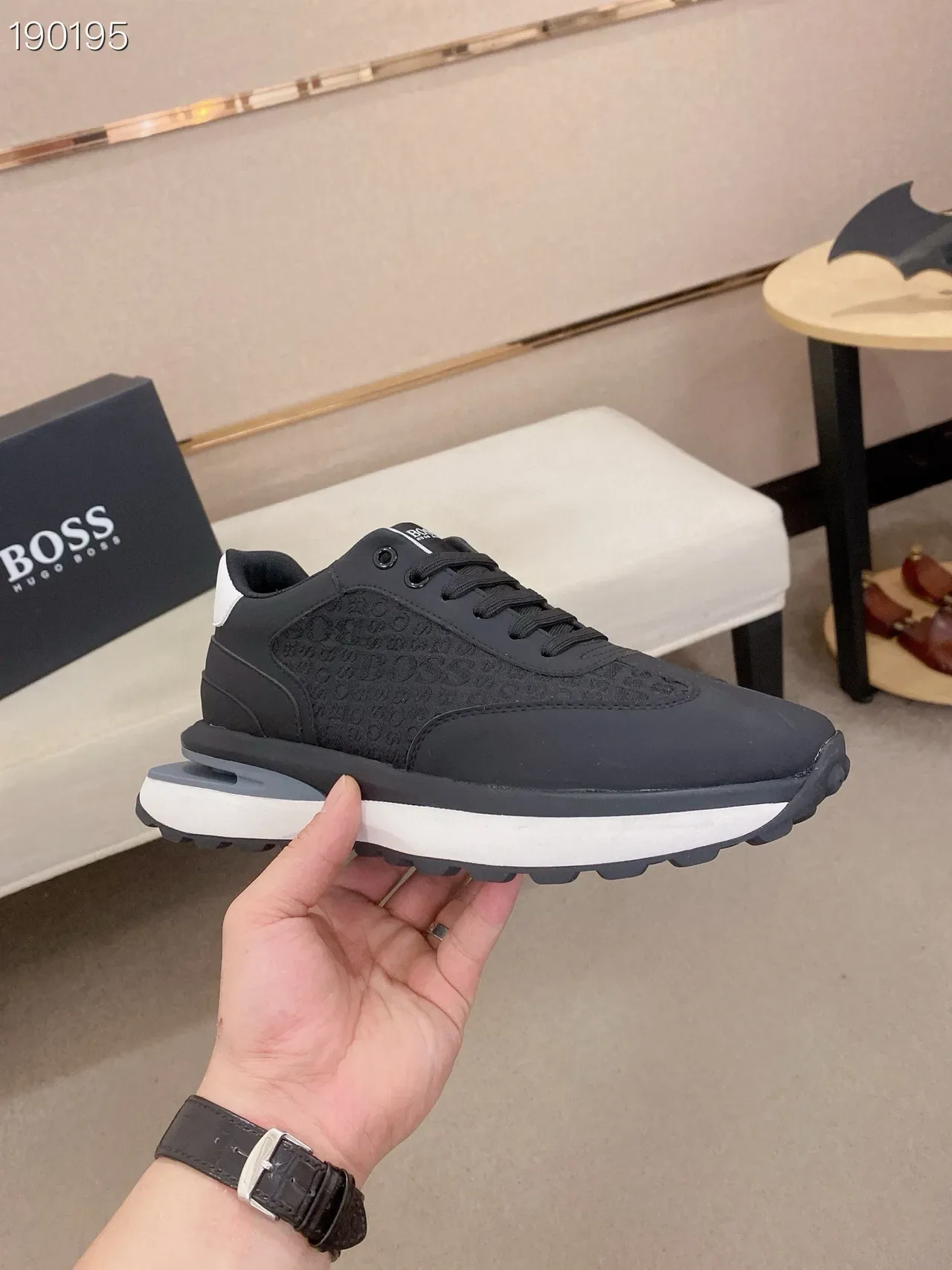 Hugo Boss Runner Chaussures Lifestyle Noires et Blanches avec Monogramme Embossé 6