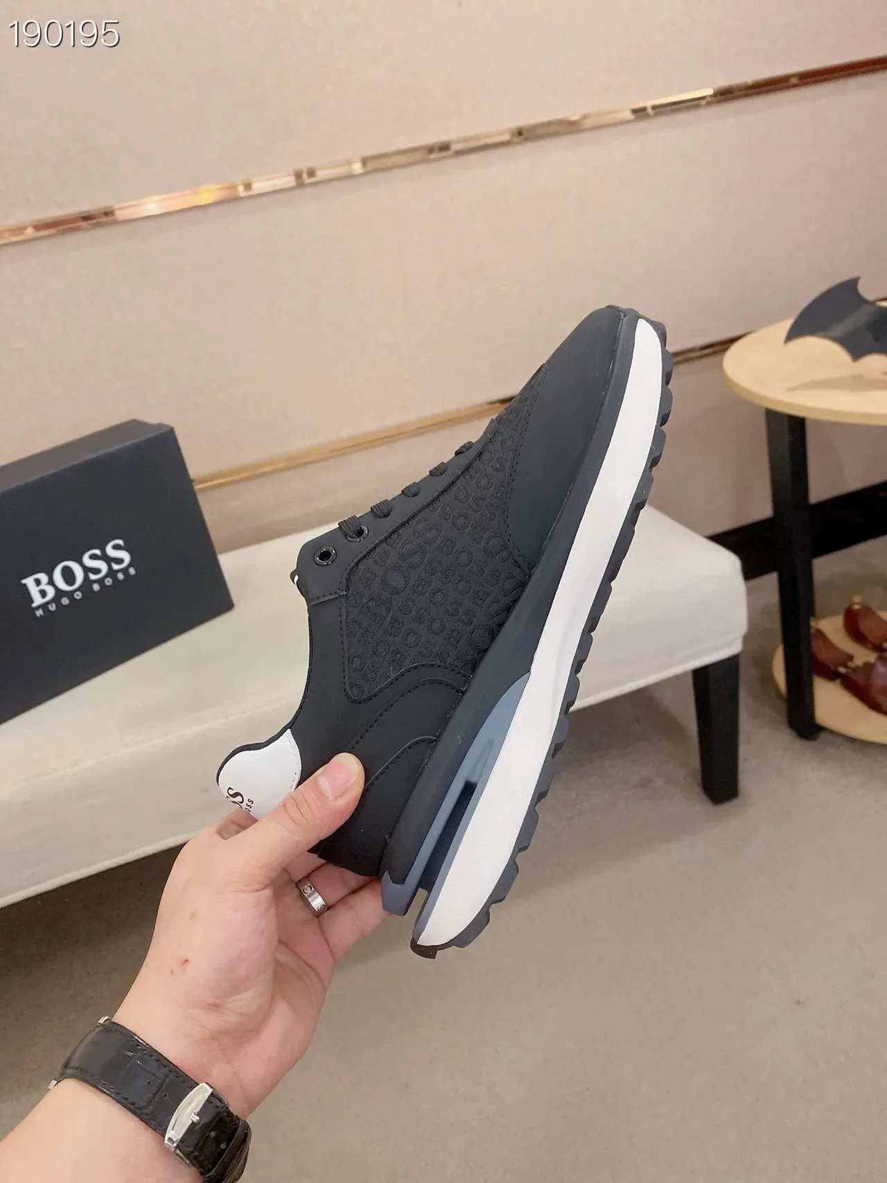 Hugo Boss Runner Chaussures Lifestyle Noires et Blanches avec Monogramme Embossé 7