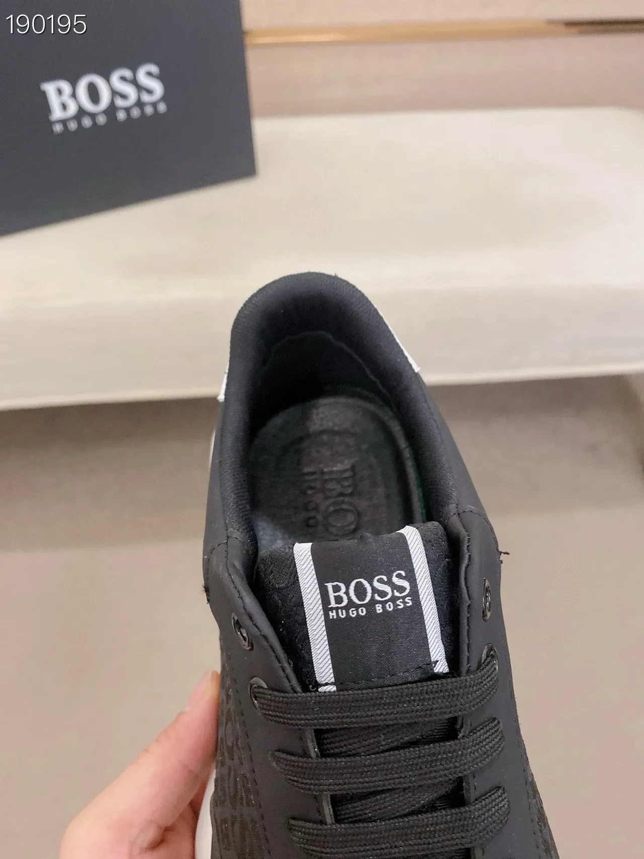 Hugo Boss Runner Chaussures Lifestyle Noires et Blanches avec Monogramme Embossé 8