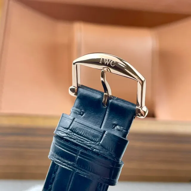 IWC Portugieser Automatique Cadran Blanc Boîtier Or Rose Bracelet Cuir d'Alligator Bleu Foncé Montre Mécanique 4