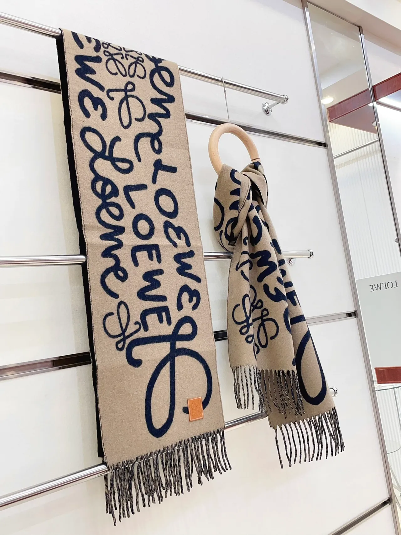 Loewe Anagram Print Cachecol de Cashmere Bege e Navy 5