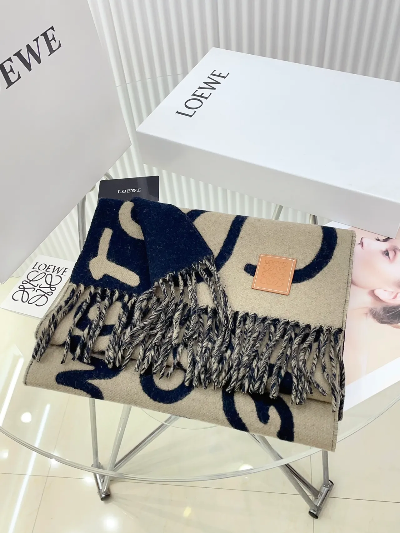 Loewe Anagram Print Cachecol de Cashmere Bege e Navy 6